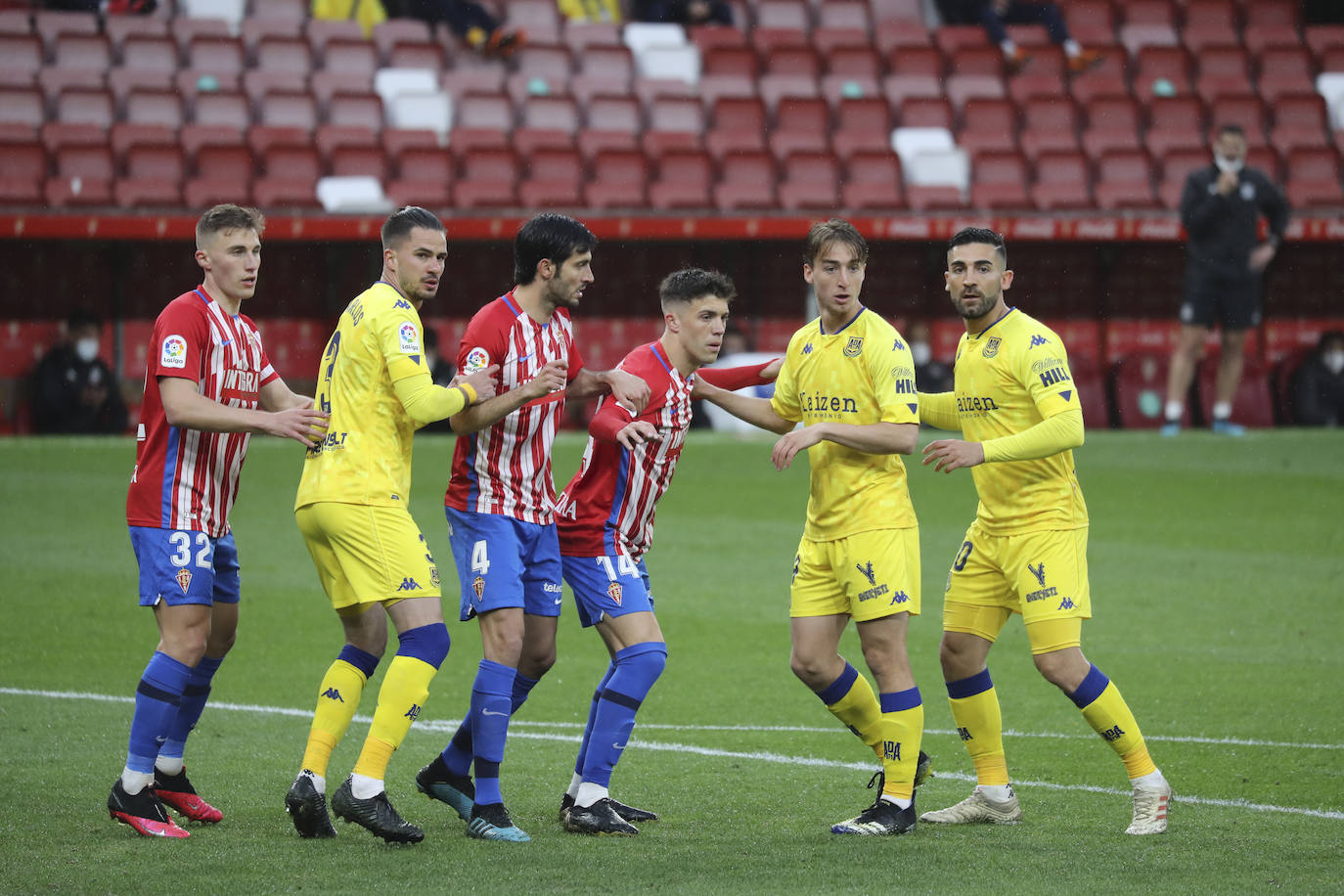 El partido disputado entre el Sporting y el Alcorcón en El Molinón, en imágenes.