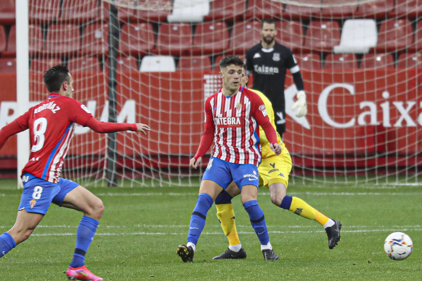 El partido disputado entre el Sporting y el Alcorcón en El Molinón, en imágenes.