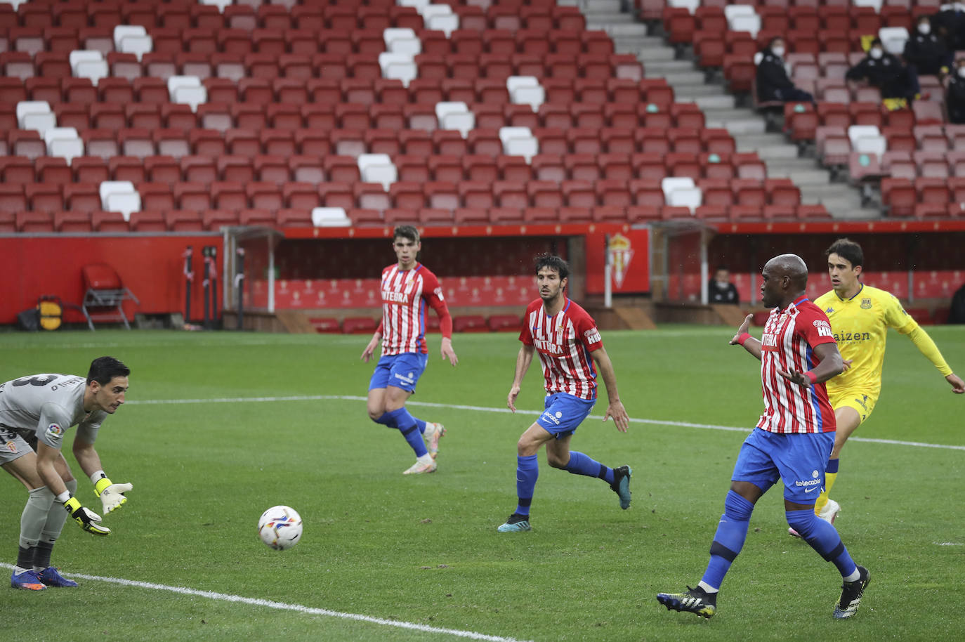 El partido disputado entre el Sporting y el Alcorcón en El Molinón, en imágenes.