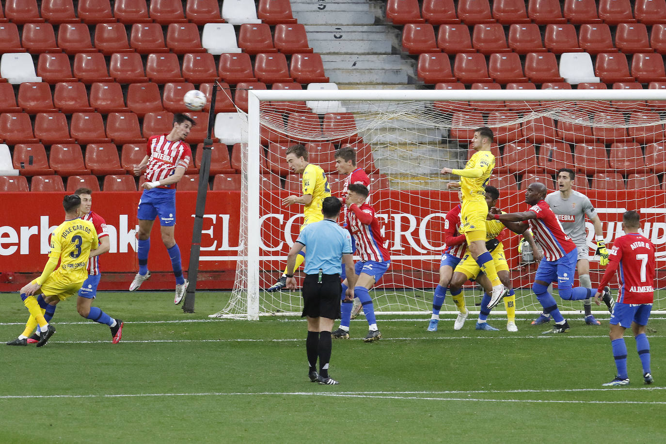 El partido disputado entre el Sporting y el Alcorcón en El Molinón, en imágenes.