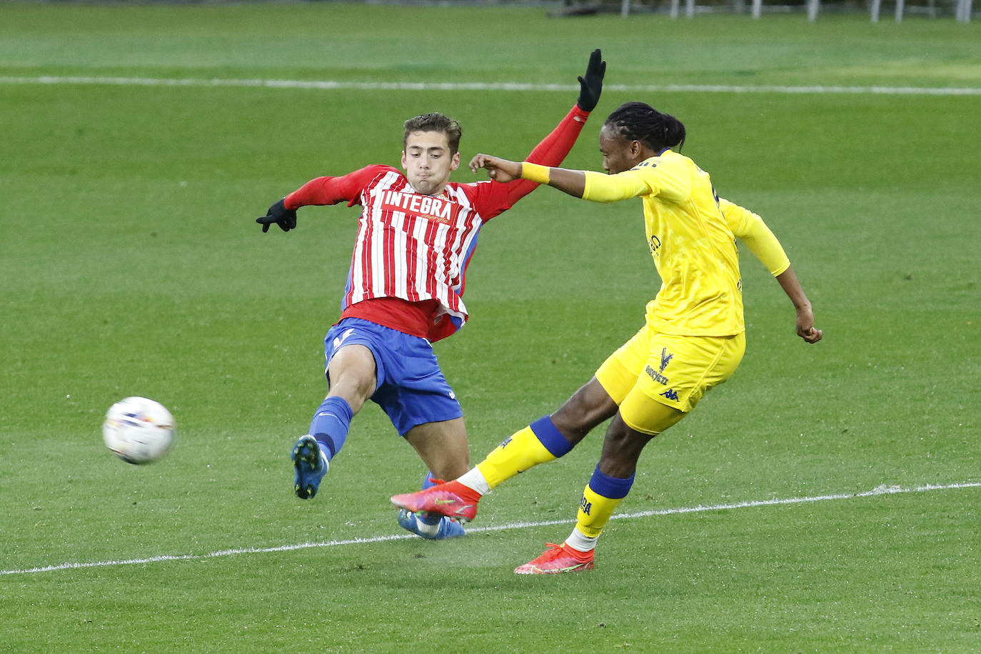 El partido disputado entre el Sporting y el Alcorcón en El Molinón, en imágenes.