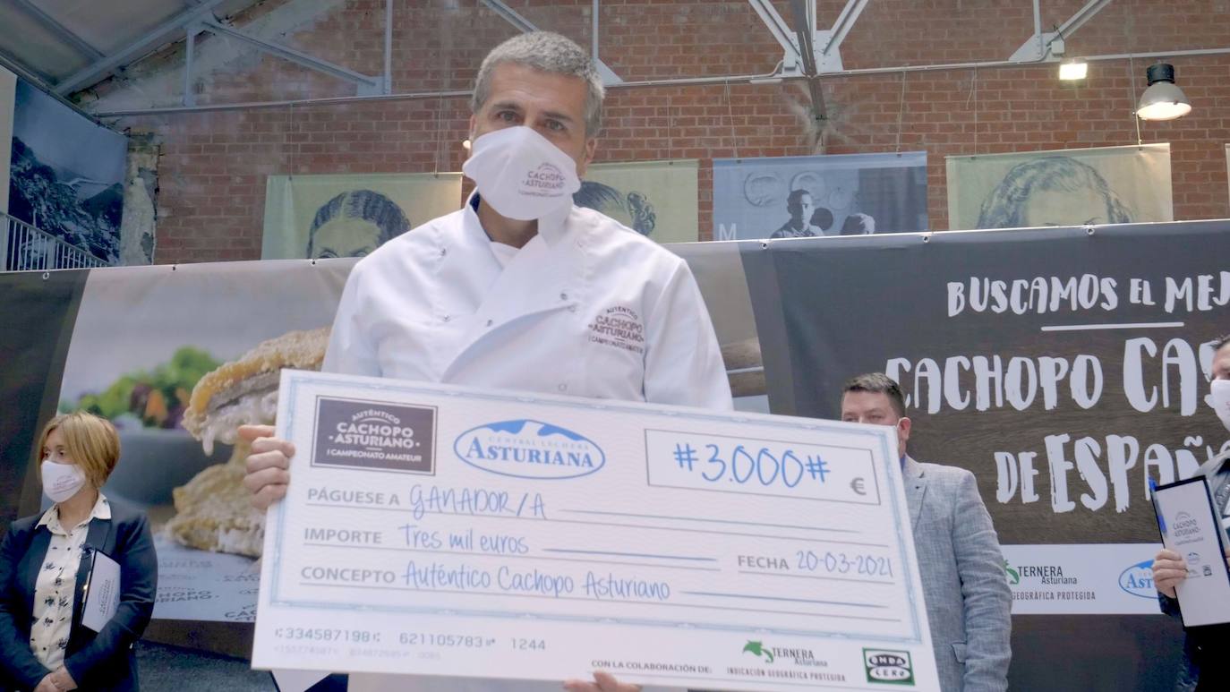 José Manuel Villamayor, con el cheque que le acredita ganador del I Campeonato Amateur del Auténtico Cachopo 