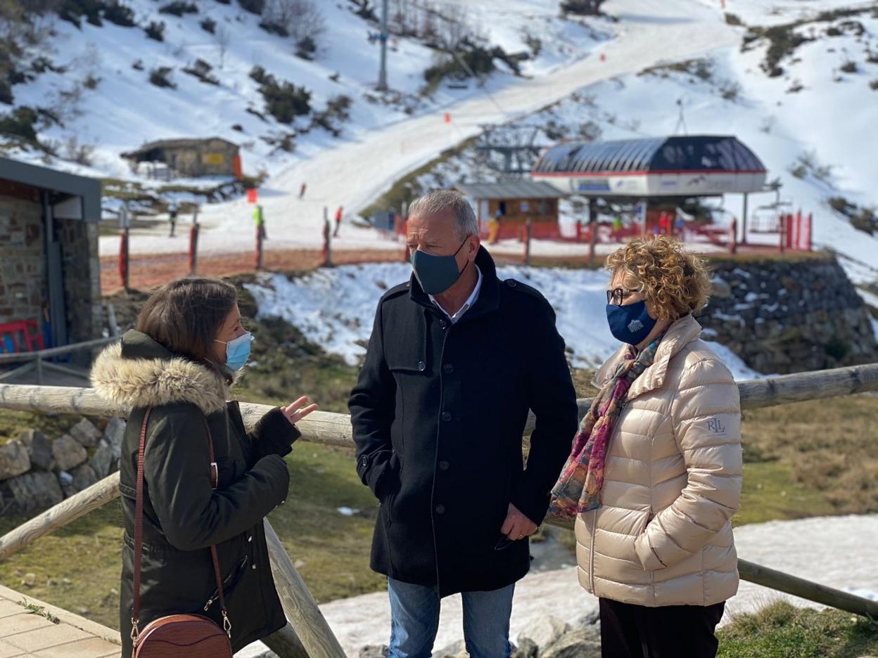 José Manuel Felgueres, en Fuentes, con Paula García y Gloria García. 