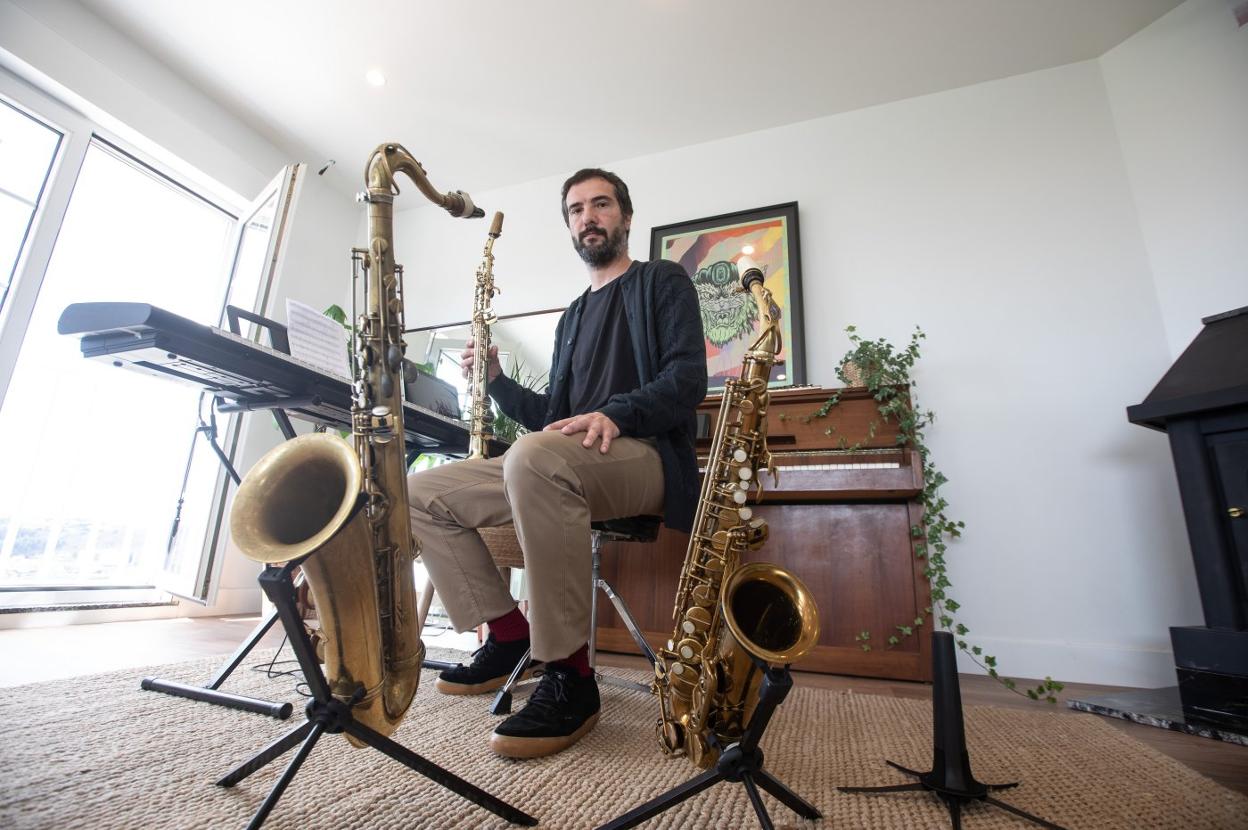 Eladio Díaz, desde su casa estudio de Castrillón. 