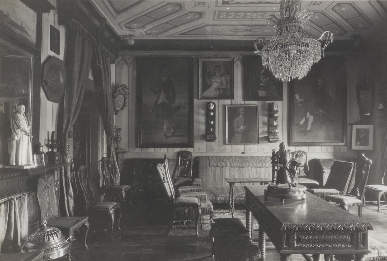 Fotografía de Ruth M. Anderson, en la que se ve el cuadro de Goya. A este lugar volverá en agosto 75 años después de salir de la casona.