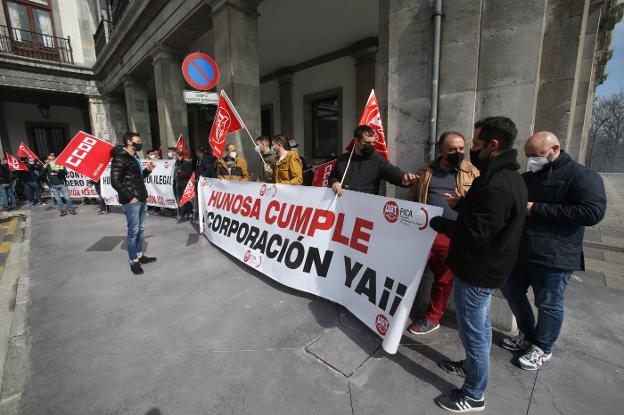 Concentración de trabajadores ante la sede de Industria. 