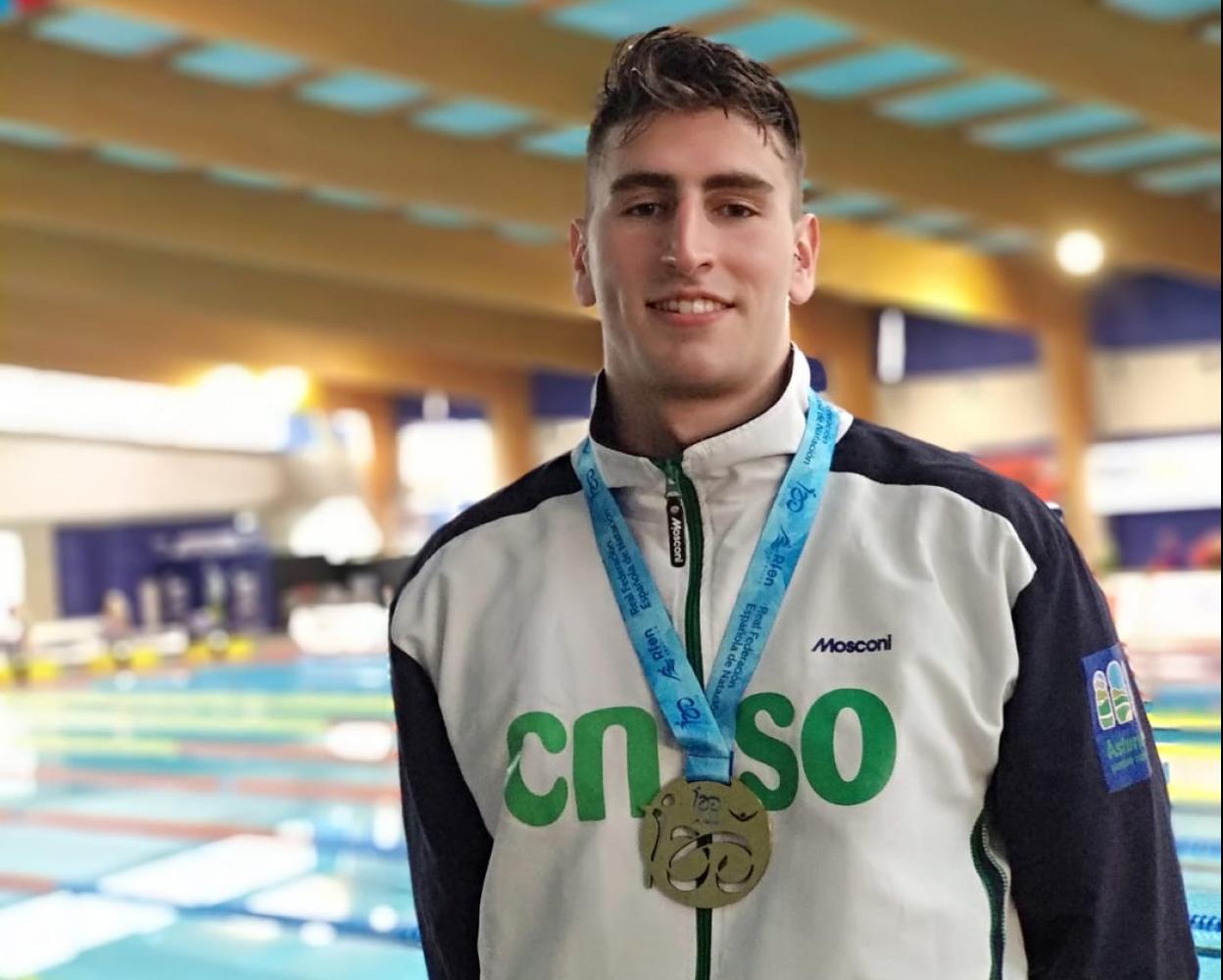 César Castro luce con satisfacción la medalla de oro de campeón nacional de 200 libre en Sabadell. 