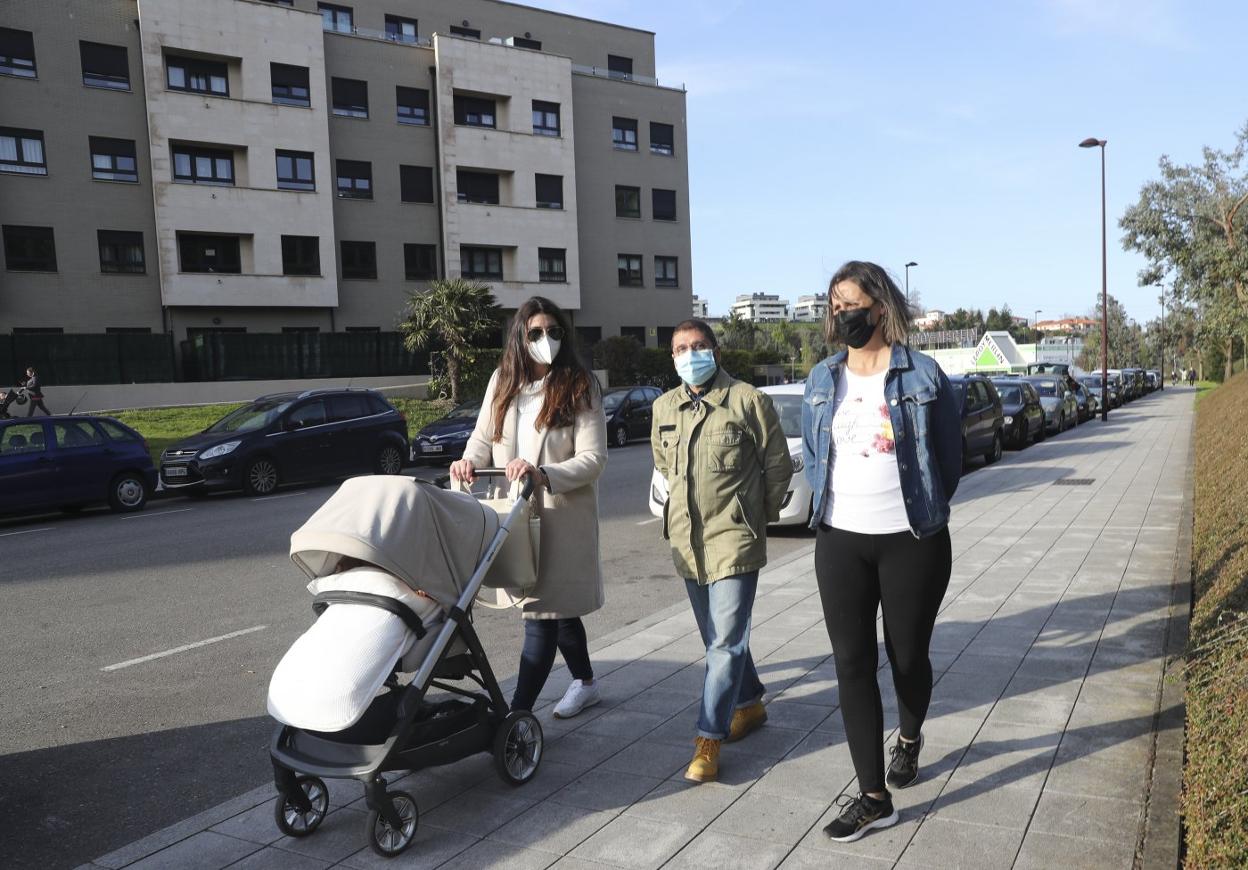 Tatiana Arboleya, Manolo Estébanez y Natalia Caba, de Nuevo Roces, en la calle José Antón Magarzo, una de las más ruidosas. 
