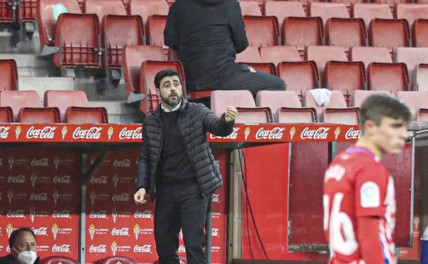 David Gallego da órdenes a sus jugadores.