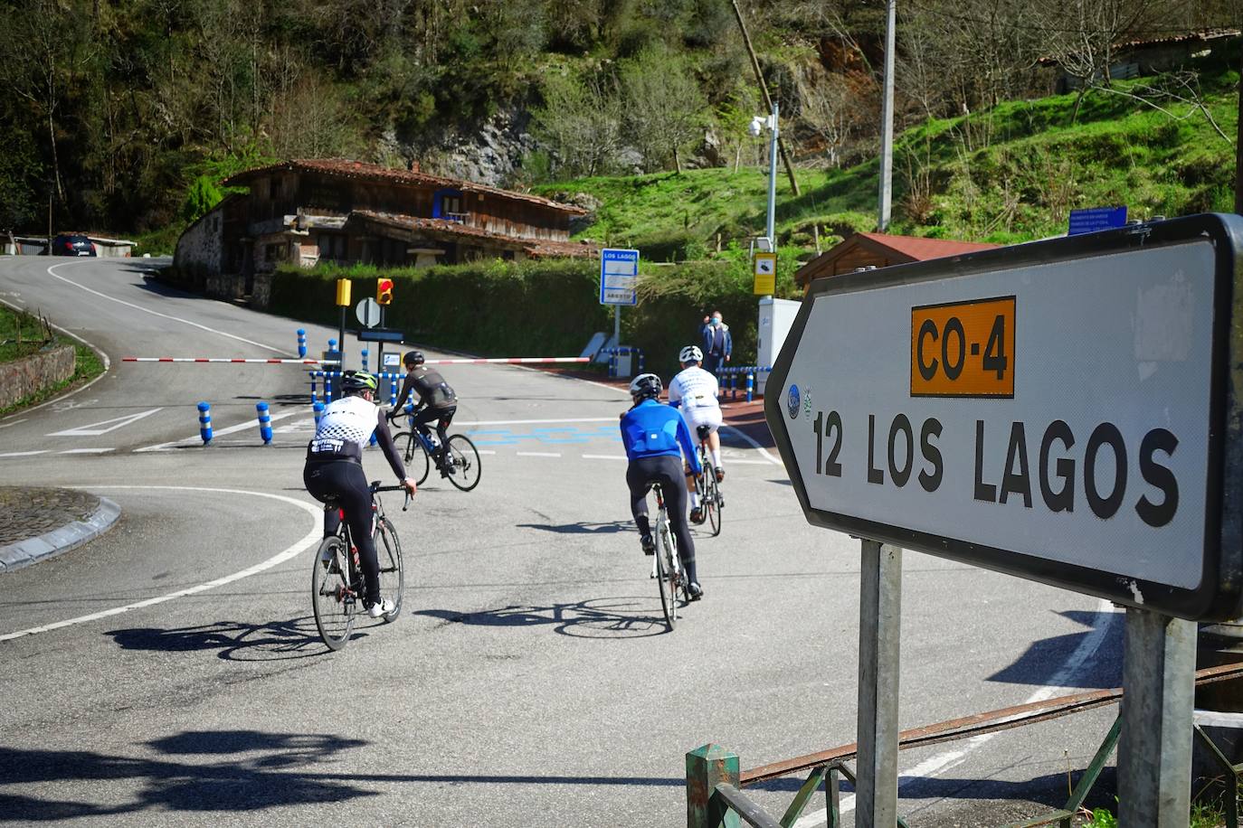 Ante la imposiblidad de salir fuera, los asturianos han optado por quedarse en la región y disfrutar de las buenas temperaturas que está dejando el periodo vacacional en la playa, la montaña o las estaciones de esquí.