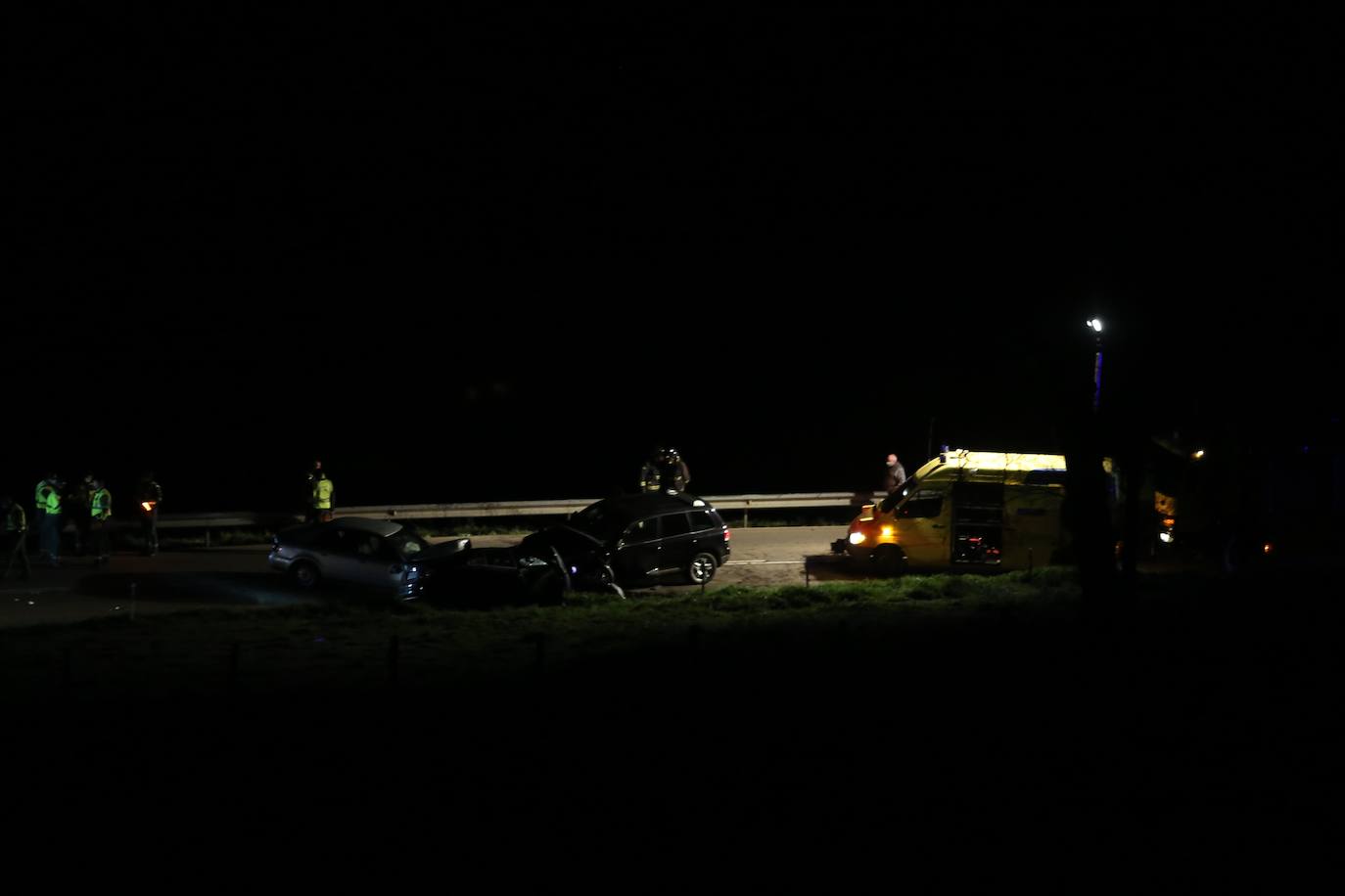 Fotos: Una joven de 22 de años fallecida y siete heridos en un accidente de tráfico en Tineo