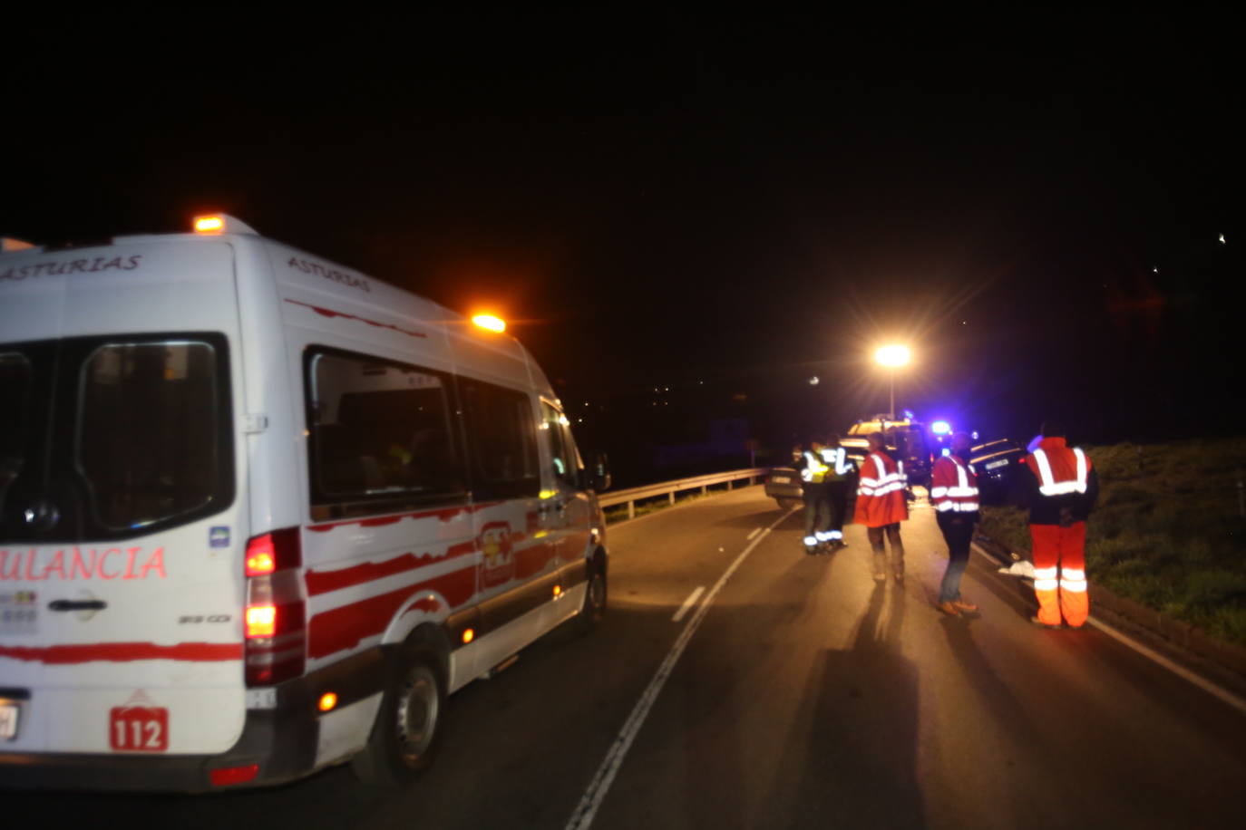 Fotos: Una joven de 22 de años fallecida y siete heridos en un accidente de tráfico en Tineo