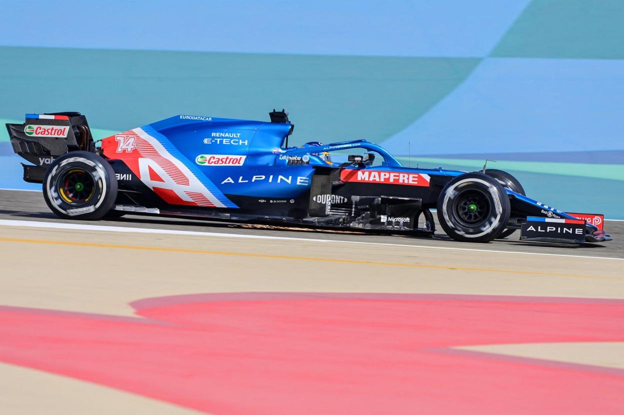 El piloto asturiano, ayer, durante una de las vueltas que efectuó a los mandos del Alpine en el circuito de Baréin. 