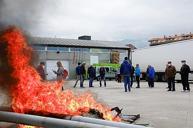 Los pescadores de Llanes quemaron algunos objetos en el puerto, en señal de protesta por la situación que atraviesan. 