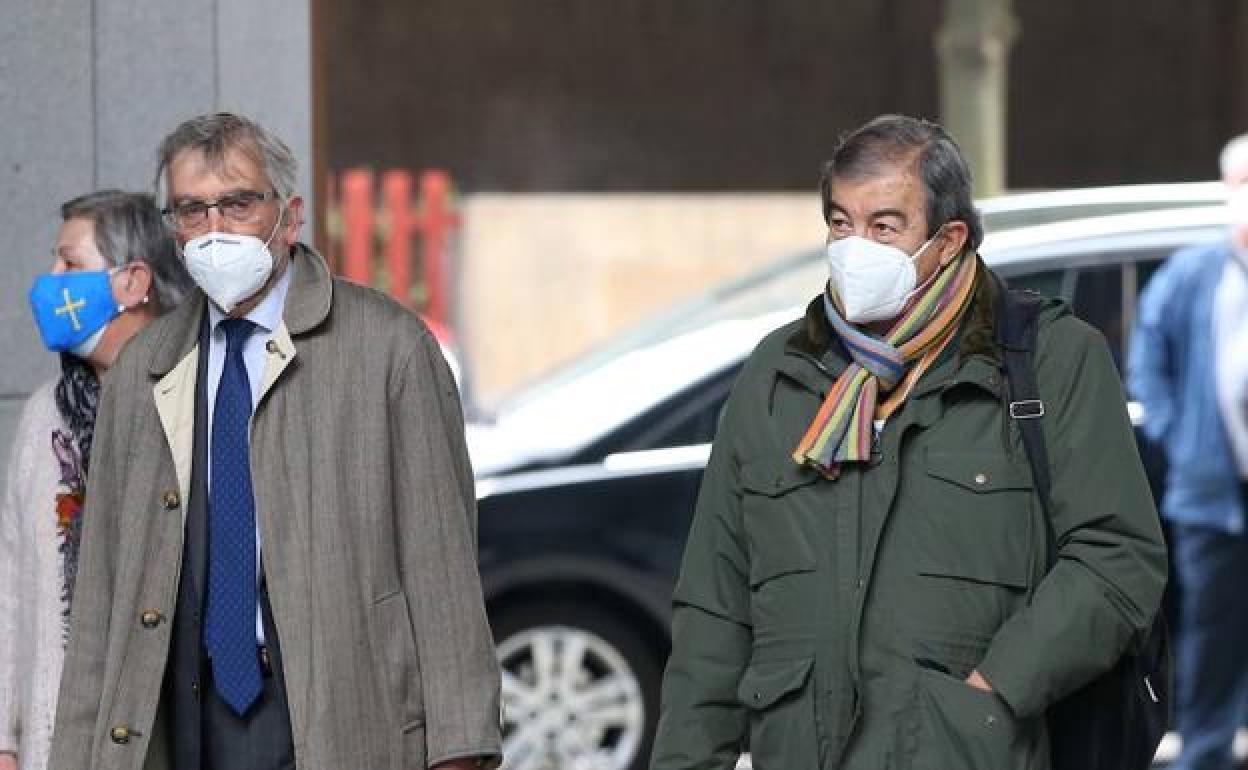 Francisco Álvarez-Cascos, llegando a los juzgados en compañía de su letrado, Luis Tuero. 