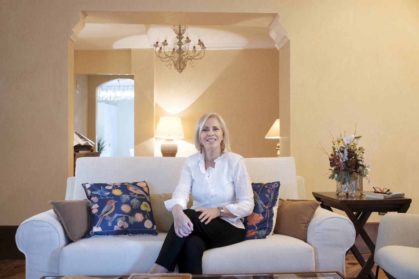 De Roma a Gijón. Tras haber vivido 40 años en la capital de Italia, Pilar García supervisó la reforma y decoración de este piso en el que ahora reside junto a su marido, José Ignacio Ezquieta