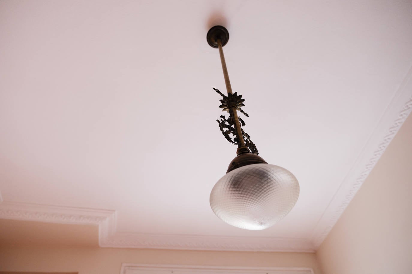 De Roma a Gijón. Tras haber vivido 40 años en la capital de Italia, Pilar García supervisó la reforma y decoración de este piso en el que ahora reside junto a su marido, José Ignacio Ezquieta