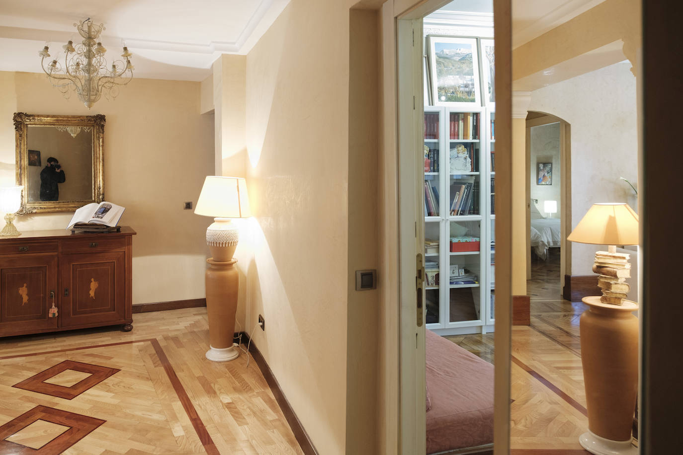 De Roma a Gijón. Tras haber vivido 40 años en la capital de Italia, Pilar García supervisó la reforma y decoración de este piso en el que ahora reside junto a su marido, José Ignacio Ezquieta