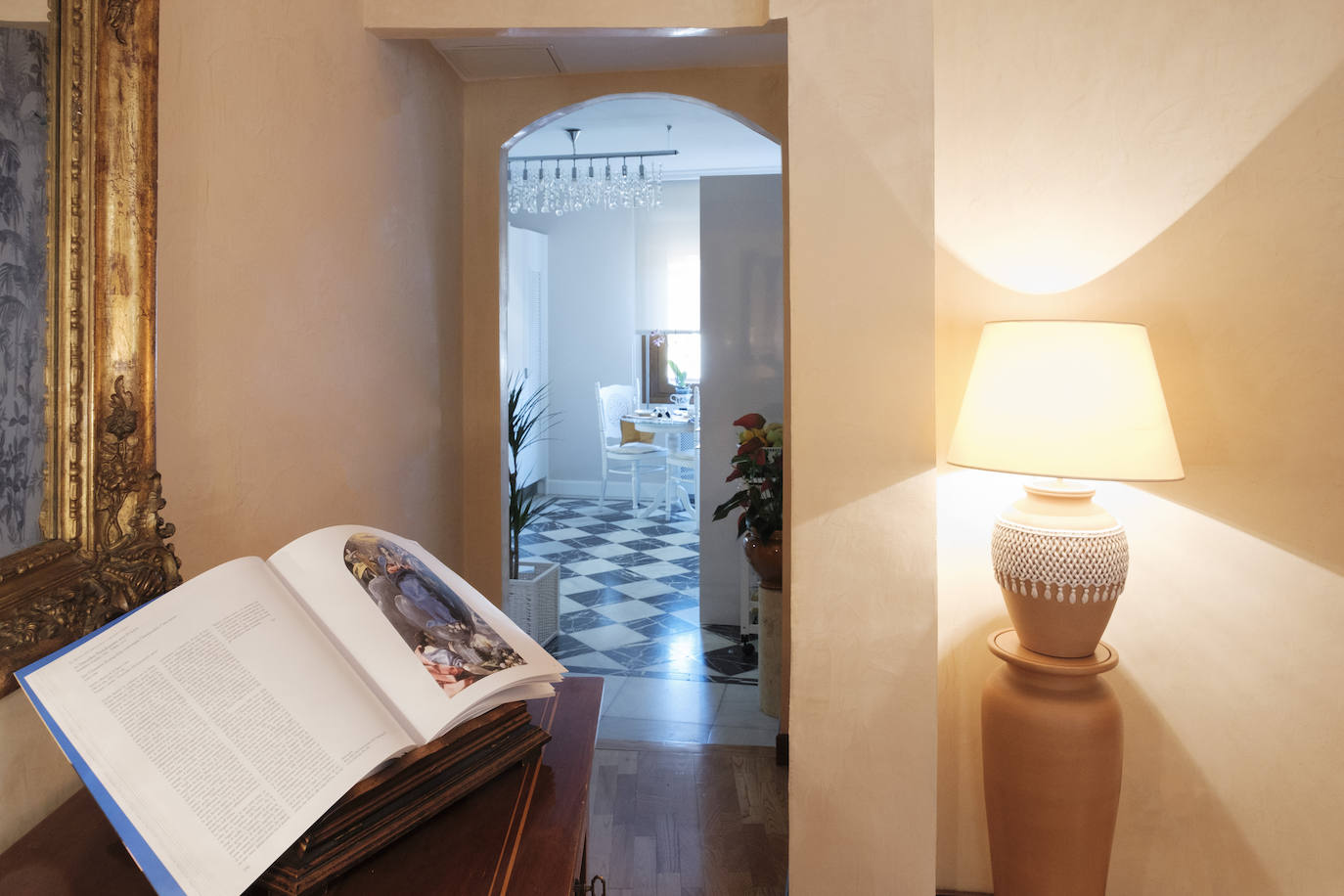 De Roma a Gijón. Tras haber vivido 40 años en la capital de Italia, Pilar García supervisó la reforma y decoración de este piso en el que ahora reside junto a su marido, José Ignacio Ezquieta