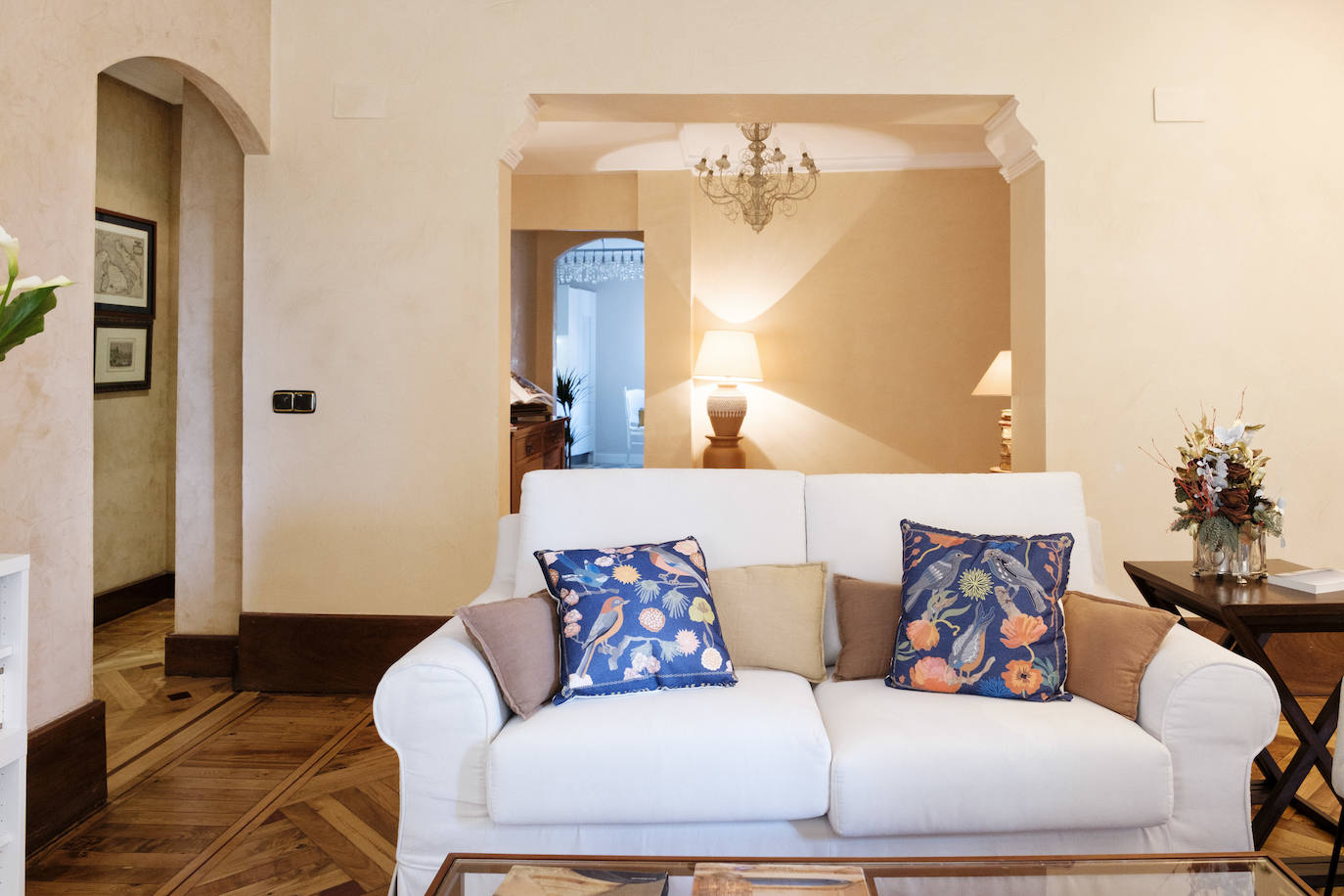 De Roma a Gijón. Tras haber vivido 40 años en la capital de Italia, Pilar García supervisó la reforma y decoración de este piso en el que ahora reside junto a su marido, José Ignacio Ezquieta