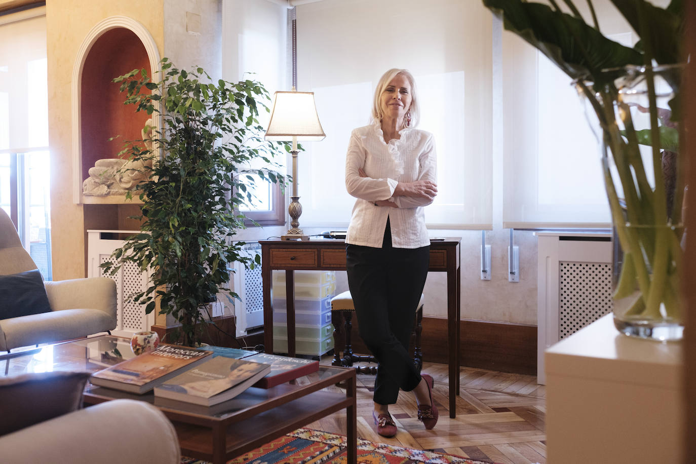 De Roma a Gijón. Tras haber vivido 40 años en la capital de Italia, Pilar García supervisó la reforma y decoración de este piso en el que ahora reside junto a su marido, José Ignacio Ezquieta