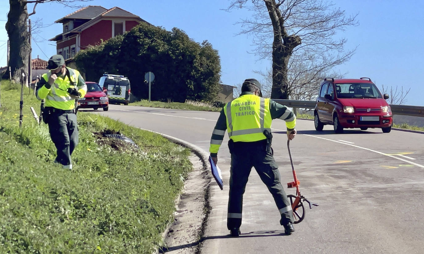 Consternación y luto en Tineo tras el accidente de este sábado por la noche en donde hubo una mujer fallecida y siete heridos, dos de ellos de gravedad.