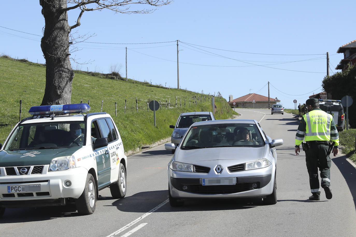Consternación y luto en Tineo tras el accidente de este sábado por la noche en donde hubo una mujer fallecida y siete heridos, dos de ellos de gravedad.