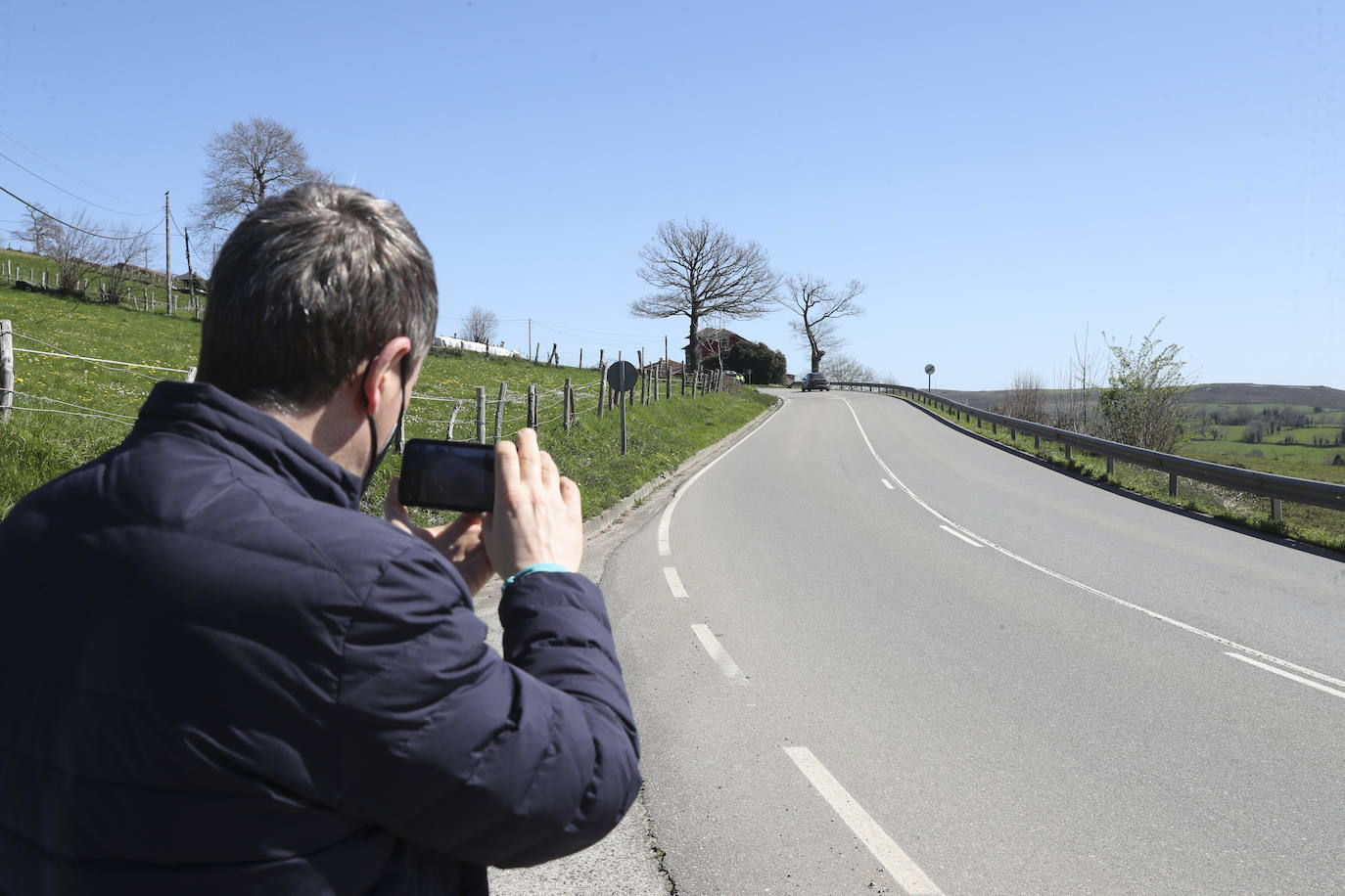 Consternación y luto en Tineo tras el accidente de este sábado por la noche en donde hubo una mujer fallecida y siete heridos, dos de ellos de gravedad.
