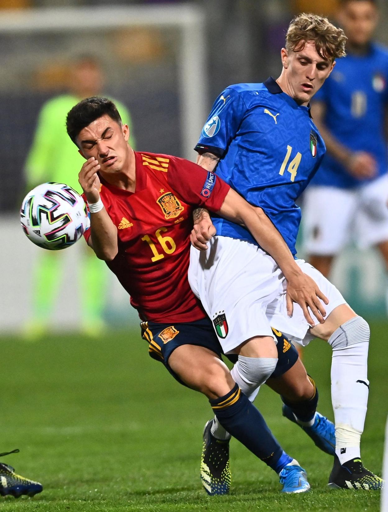 Manu García, en pugna por un balón con un rival italiano. 