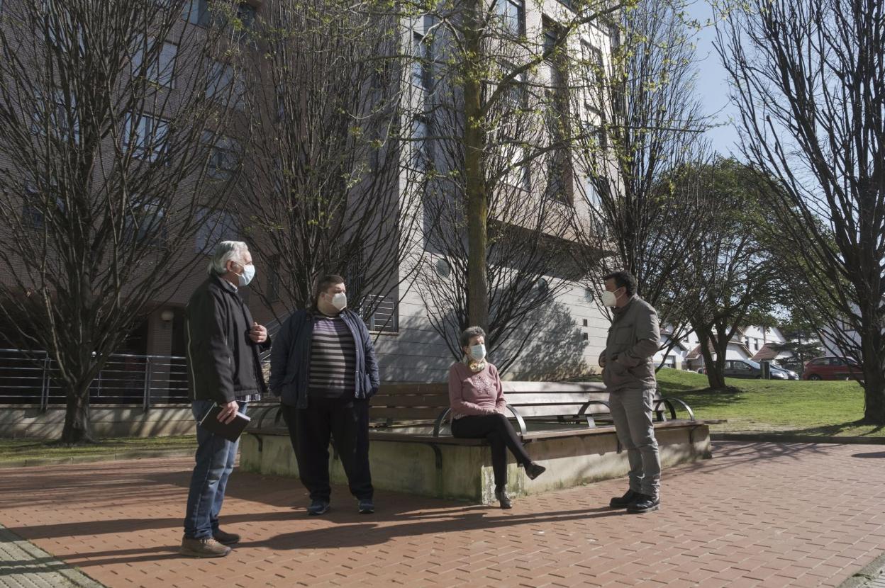 Marcelino Renilla, Christian Guisado, María Teresa Huergo y Víctor Díaz, reunidos por EL COMERCIO, charlan sobre las mejoras previstas en el barrio de El Coto y las actuaciones pendientes. 