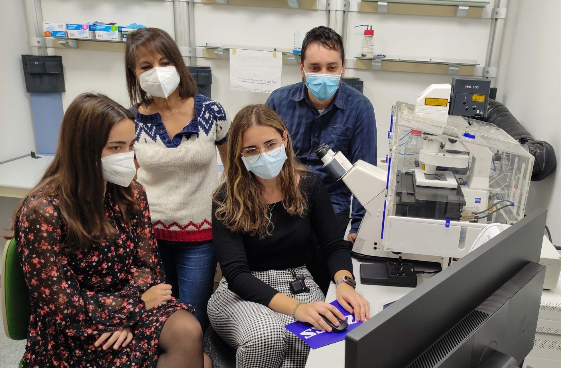 t De izquierda a derecha, Tamara Cubiella, Mariló Chiara, Lucía Celada y Andrés San José Martinez, con el microscopio de célula viva. 