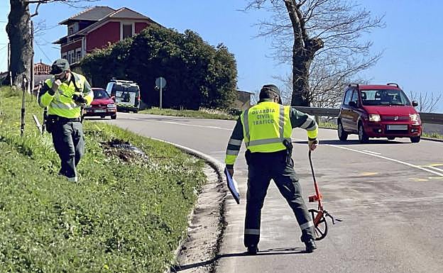 Galería. La Guardia Civil, esta mañana en Tineo.