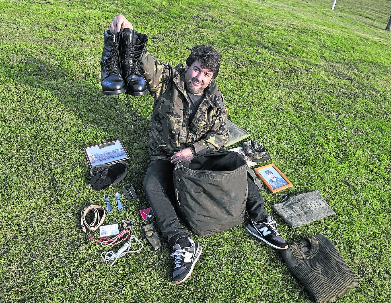 El gijonés Esteban Prieto todavía conserva un petate repleto de material de su servicio militar. 