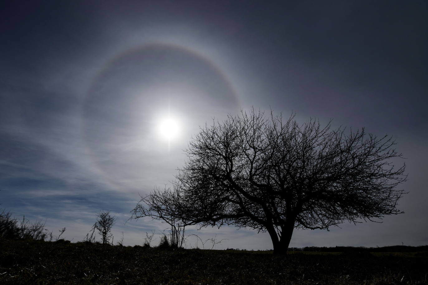 La luna de gusano es la primera luna llena de marzo, un momento único para mirar al cielo y descubrir el satélite en todo su esplendor. El nombre con el que se conoce a este fenómeno astronómico hunde sus raíces en las tribus nativas de América del Norte, ya que coincide con la aparición de lombrices en la tierra. En España, tradicionalmente se la conocía como 'luna de cuaresma'. Asi ha brillado desde distintos puntos del planeta