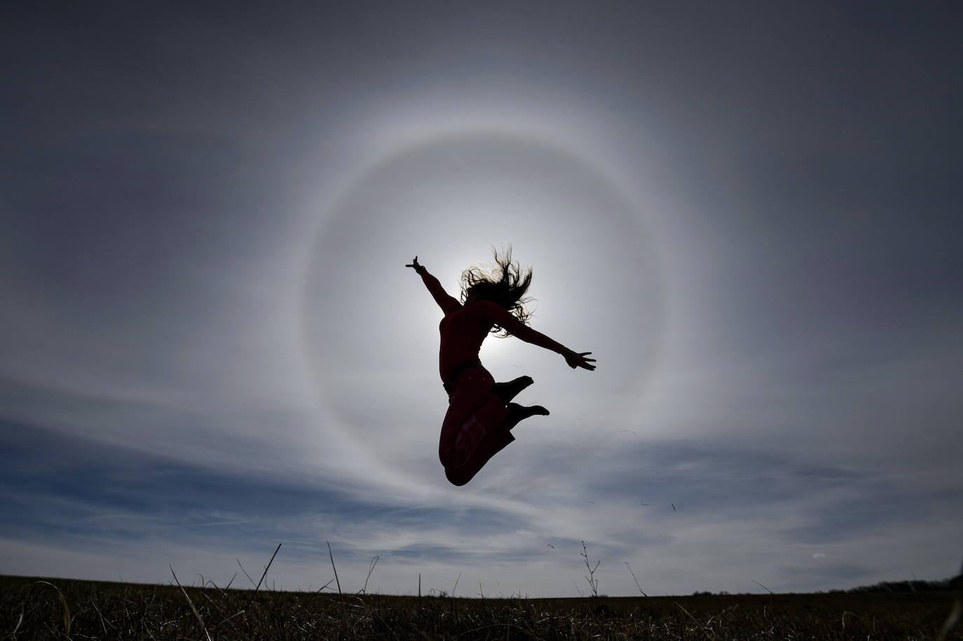 La luna de gusano es la primera luna llena de marzo, un momento único para mirar al cielo y descubrir el satélite en todo su esplendor. El nombre con el que se conoce a este fenómeno astronómico hunde sus raíces en las tribus nativas de América del Norte, ya que coincide con la aparición de lombrices en la tierra. En España, tradicionalmente se la conocía como 'luna de cuaresma'. Asi ha brillado desde distintos puntos del planeta