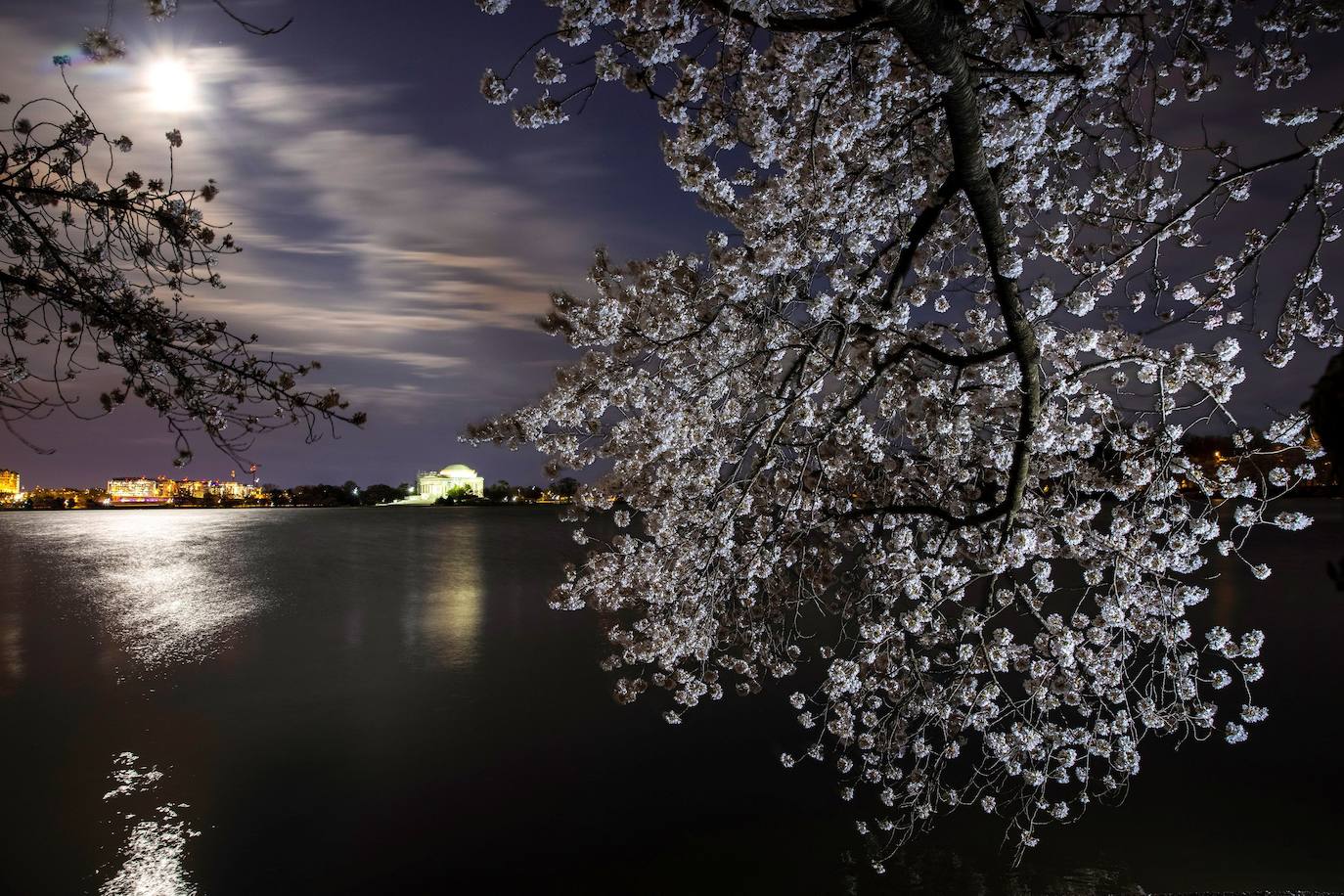 La luna de gusano es la primera luna llena de marzo, un momento único para mirar al cielo y descubrir el satélite en todo su esplendor. El nombre con el que se conoce a este fenómeno astronómico hunde sus raíces en las tribus nativas de América del Norte, ya que coincide con la aparición de lombrices en la tierra. En España, tradicionalmente se la conocía como 'luna de cuaresma'. Asi ha brillado desde distintos puntos del planeta