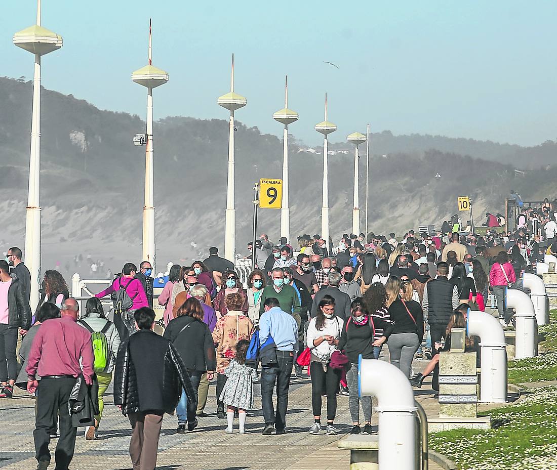 Ante la imposiblidad de salir fuera, los asturianos han optado por quedarse en la región y disfrutar de las buenas temperaturas que está dejando el periodo vacacional en la playa, la montaña o las estaciones de esquí.