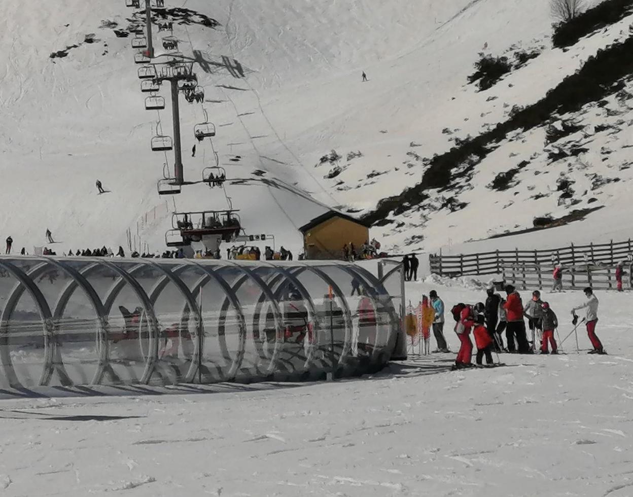 Esquiadores en la zona media de la estación invernal Fuentes de Invierno. 