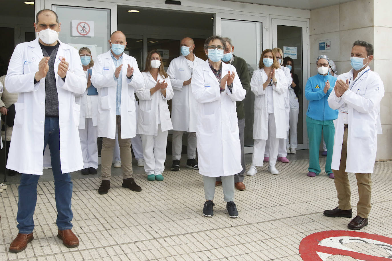 Compañeros de la técnico especialista en radiodiagnóstico, Rosa Banquetero, que murió tras casi un mes luchando contra el virus en la UCI del hospital ovetense, han querido rendir un sentido homenaje a una sanitaria «siempre sonriente y optimista».