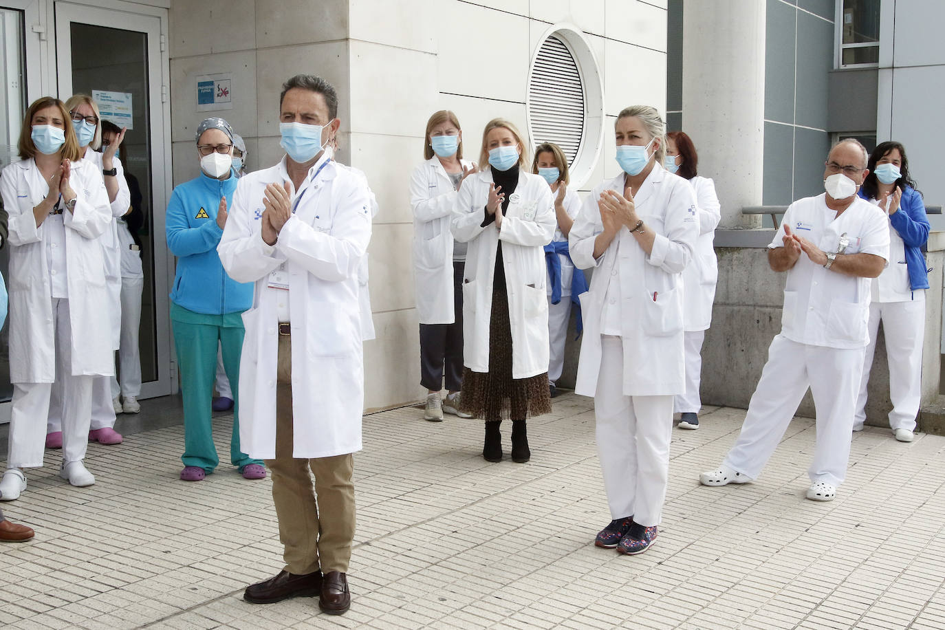Compañeros de la técnico especialista en radiodiagnóstico, Rosa Banquetero, que murió tras casi un mes luchando contra el virus en la UCI del hospital ovetense, han querido rendir un sentido homenaje a una sanitaria «siempre sonriente y optimista».