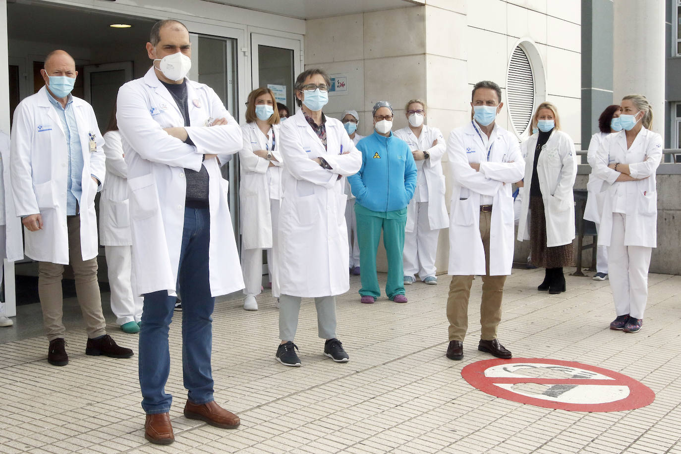 Compañeros de la técnico especialista en radiodiagnóstico, Rosa Banquetero, que murió tras casi un mes luchando contra el virus en la UCI del hospital ovetense, han querido rendir un sentido homenaje a una sanitaria «siempre sonriente y optimista».