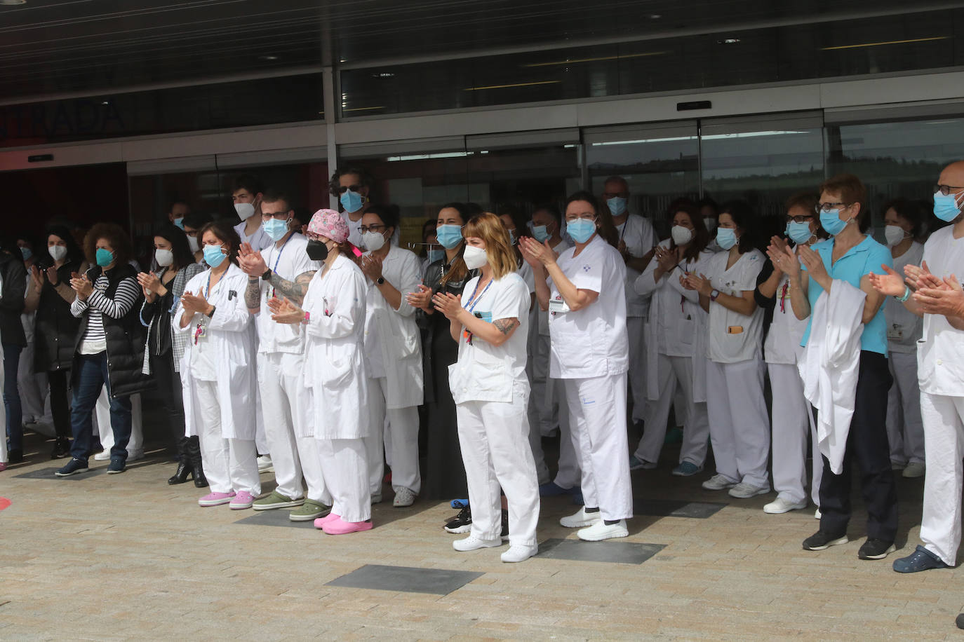 Compañeros de la técnico especialista en radiodiagnóstico, Rosa Banquetero, que murió tras casi un mes luchando contra el virus en la UCI del hospital ovetense, han querido rendir un sentido homenaje a una sanitaria «siempre sonriente y optimista».