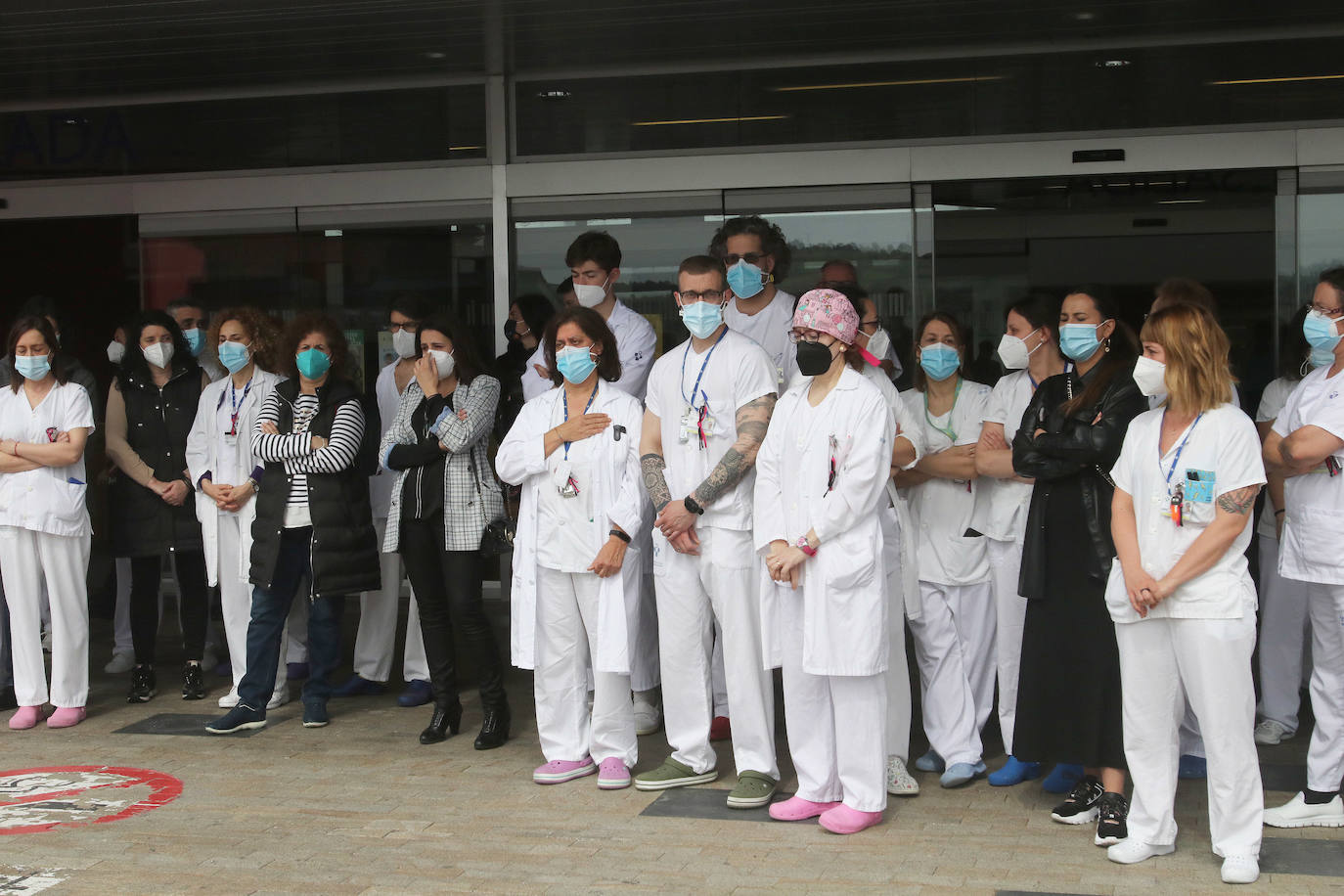 Compañeros de la técnico especialista en radiodiagnóstico, Rosa Banquetero, que murió tras casi un mes luchando contra el virus en la UCI del hospital ovetense, han querido rendir un sentido homenaje a una sanitaria «siempre sonriente y optimista».