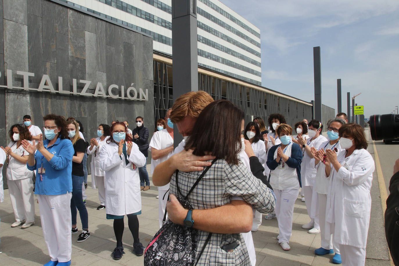Compañeros de la técnico especialista en radiodiagnóstico, Rosa Banquetero, que murió tras casi un mes luchando contra el virus en la UCI del hospital ovetense, han querido rendir un sentido homenaje a una sanitaria «siempre sonriente y optimista».