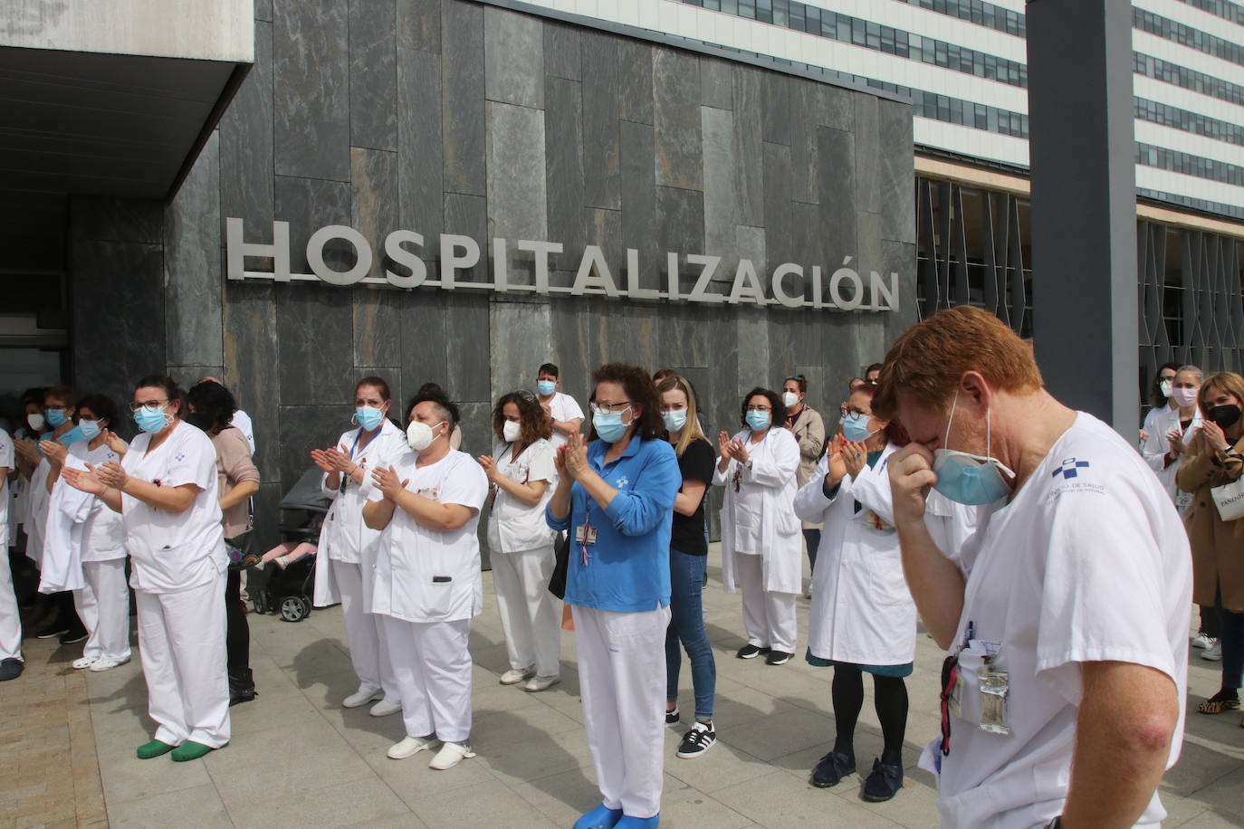 Compañeros de la técnico especialista en radiodiagnóstico, Rosa Banquetero, que murió tras casi un mes luchando contra el virus en la UCI del hospital ovetense, han querido rendir un sentido homenaje a una sanitaria «siempre sonriente y optimista».