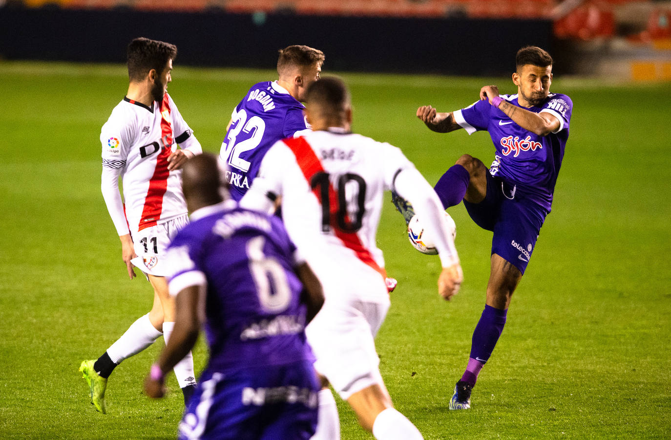 El partido del Sporting en Vallecas, ante el Rayo, en imágenes.