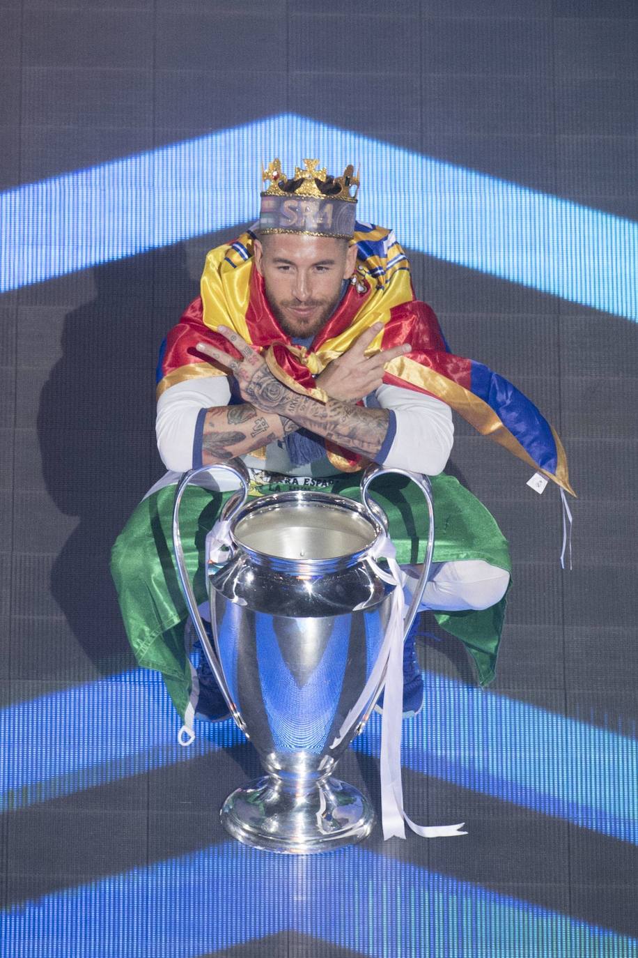 El Real Madrid ha felicitado hoy a su capitán, Sergio Ramos, que sopla 35 velas, 35 años de conquistas en el terreno de juego y también en su vida personal: un mundial, dos eurocopas, cuatro Champions League, cinco ligas, una bellísima esposa y cuatro hijos resumen tres décadas y media de quien es ya leyenda blanca y nacional.