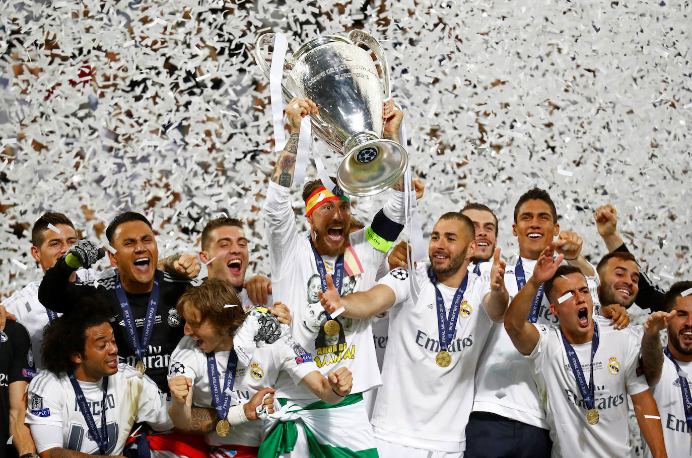 El Real Madrid ha felicitado hoy a su capitán, Sergio Ramos, que sopla 35 velas, 35 años de conquistas en el terreno de juego y también en su vida personal: un mundial, dos eurocopas, cuatro Champions League, cinco ligas, una bellísima esposa y cuatro hijos resumen tres décadas y media de quien es ya leyenda blanca y nacional.