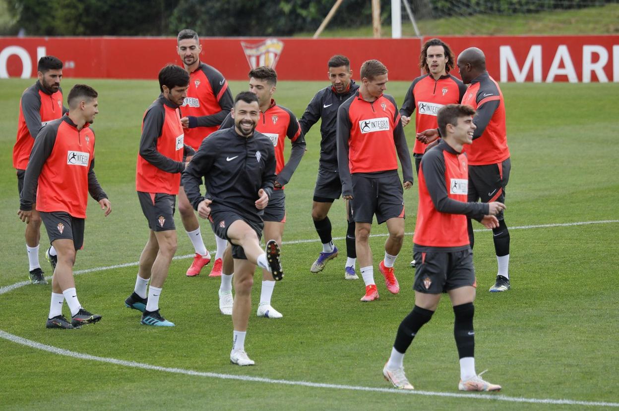 Javi Fuego, que recuperará su plaza en la medular en su regreso a Vallecas tras cumplir su sanción, durante el último entrenamiento antes del duelo frente al Rayo. 