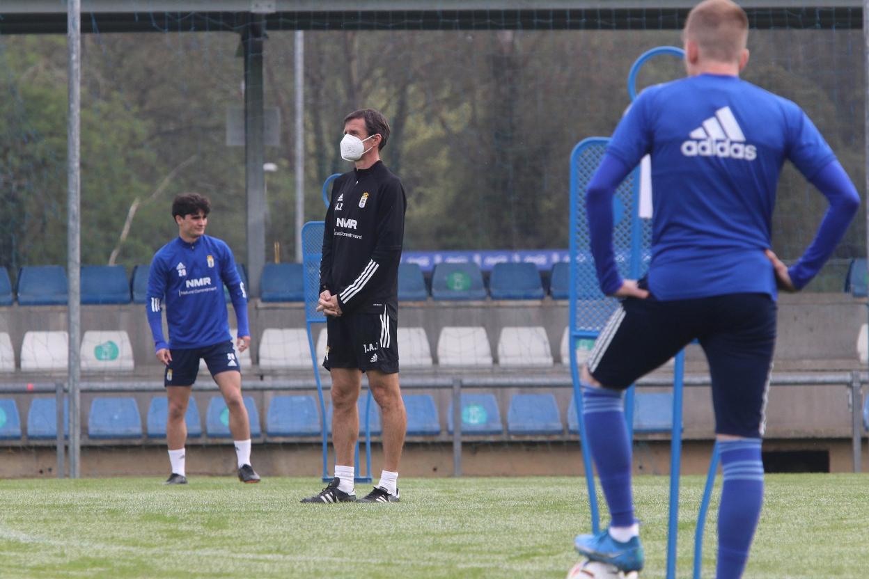 El técnico José Ángel Ziganda observa a los suyos, ayer, con Javi Mier, al fondo. 